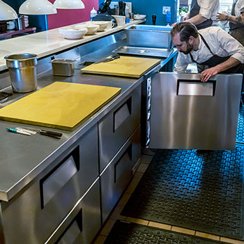 Learn about HGUNO® Refrigeration and Concept Solutions for Restaurants - Chef Kitchen